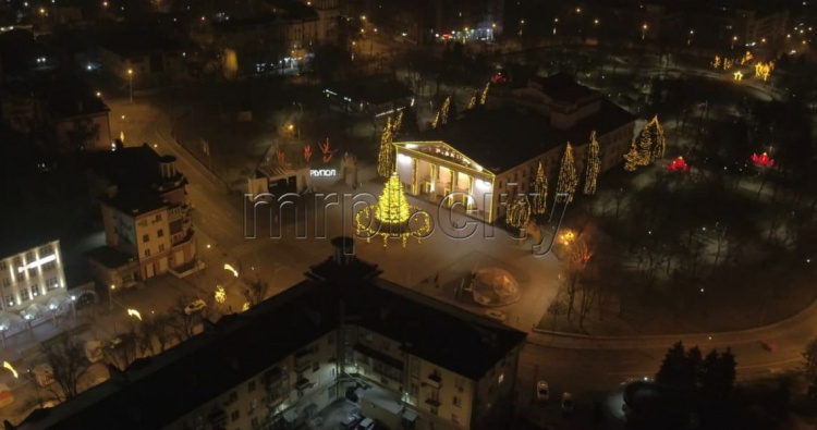 Главная елка Мариуполя зажглась в полночь: эксклюзивное видео