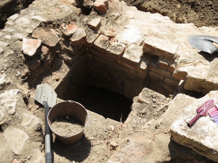 У таинственного подземного хода в Мариуполе нашли деньги (ФОТО+ВИДЕО)