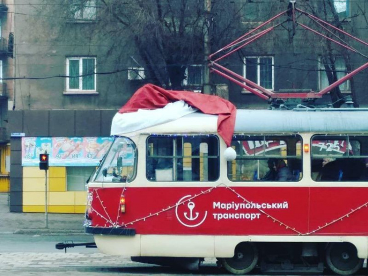 В Мариуполе трамвай «нарядился» в шапку Деда Мороза (ФОТОФАКТ)