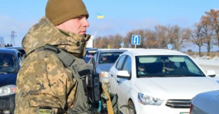 Утром на КПВВ в Донбассе скопилось почти 800 машин