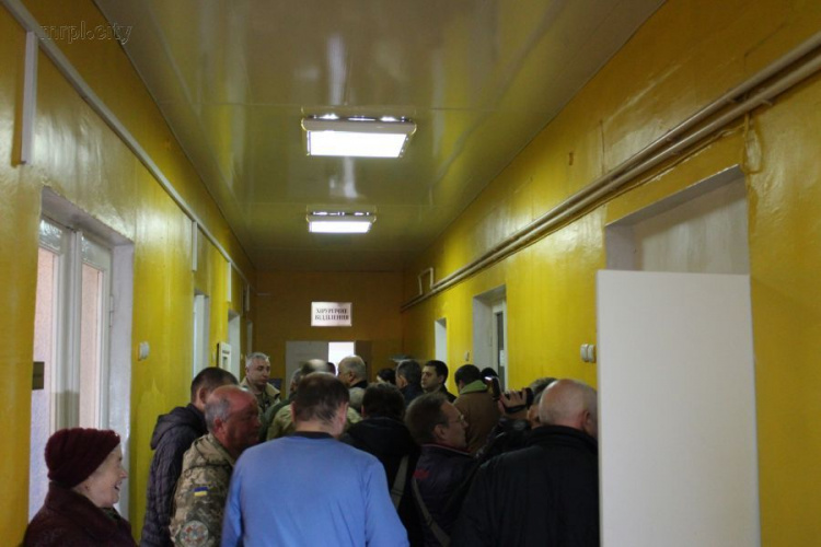 Мариупольцы заполонили военный госпиталь в поиске бесплатной медпомощи (ФОТО)