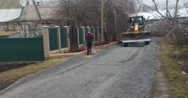 Поселковые дороги под Мариуполем ремонтируют, используя шлак меткомбинатов