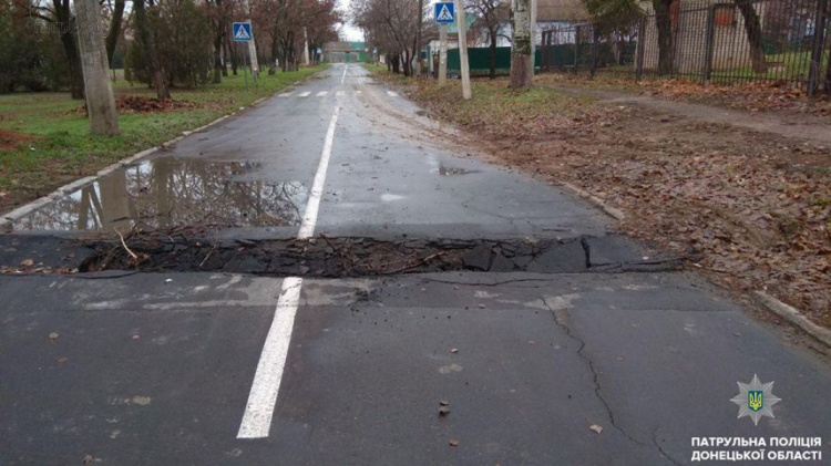 В Мариуполе проваливается дорога (ФОТО)