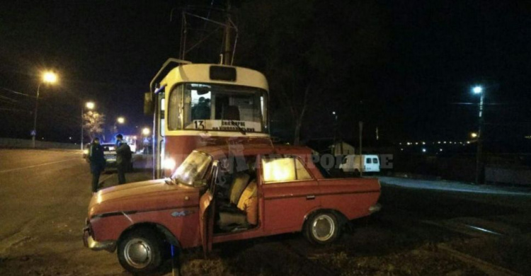 «Москвич» поперек рельсов: в Мариуполе заблокировано движение трамваев (ФОТОФАКТ)