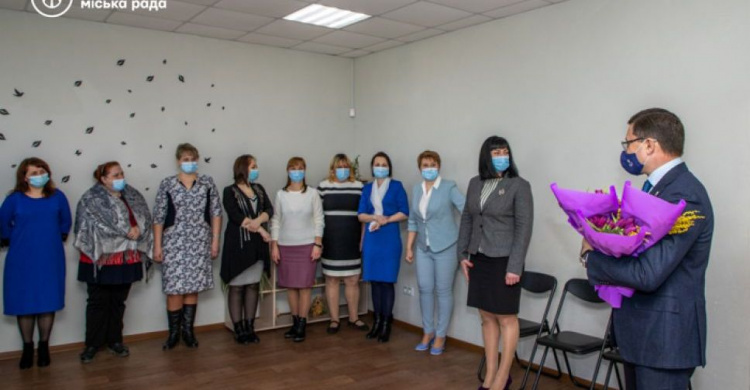 Накануне 8 марта мэр Вадим Бойченко поздравил многодетных матерей
