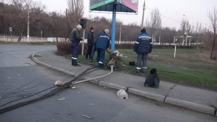 В Мариуполе на дорогу рухнул бетонный столб (ФОТО)