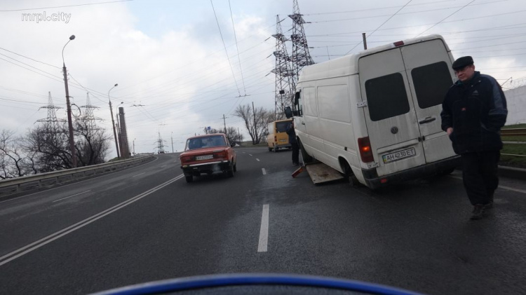 В Мариуполе у минибуса на ходу отвалилось колесо и спровоцировало вторую аварию (ФОТО)