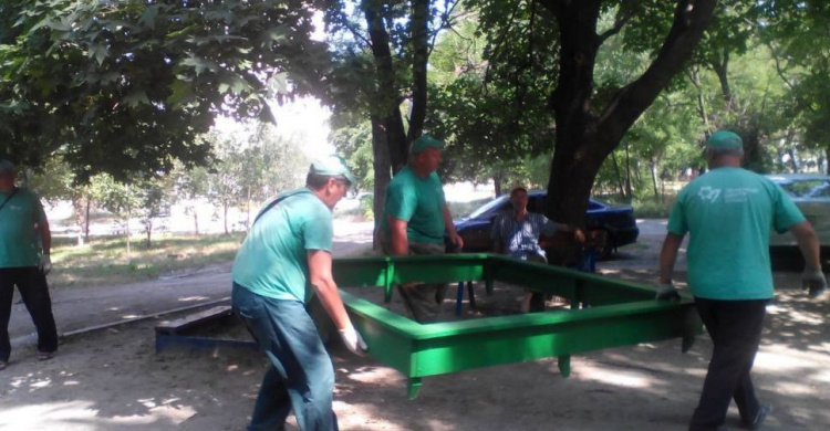 В Мариуполе в запущенном дворе создают уютную зону отдыха (ФОТО)