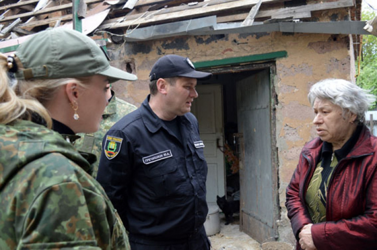Полицейские Донецкой области помогают девочкам, которые осиротели при обстреле (ВИДЕО)