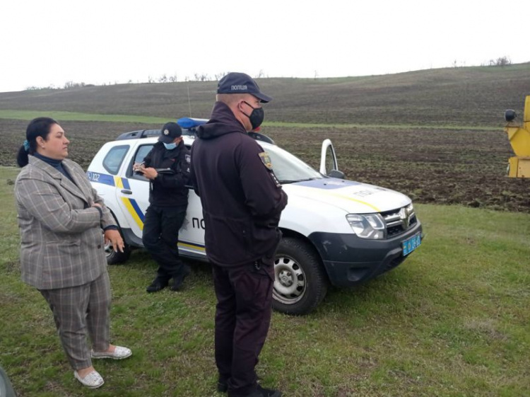 Под Мариуполем снова распахивали ценные земли нацпарка: полиция изъяла сельхозтехнику