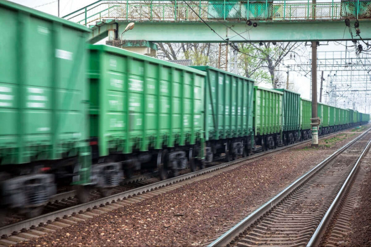 Залізниця в Крим через Маріуполь: які вантажі можуть перевозити росіяни