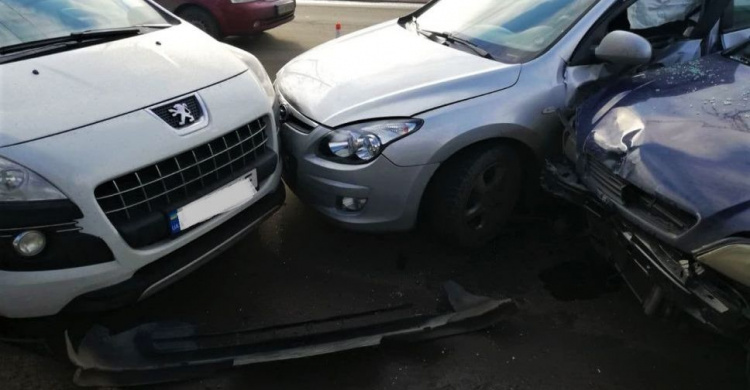 В Мариуполе возле школы столкнулись три автомобиля, пассажира увезли в больницу