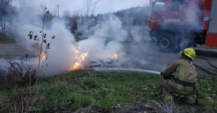 В Мариуполе сожгли три мусорных контейнера (ФОТО)