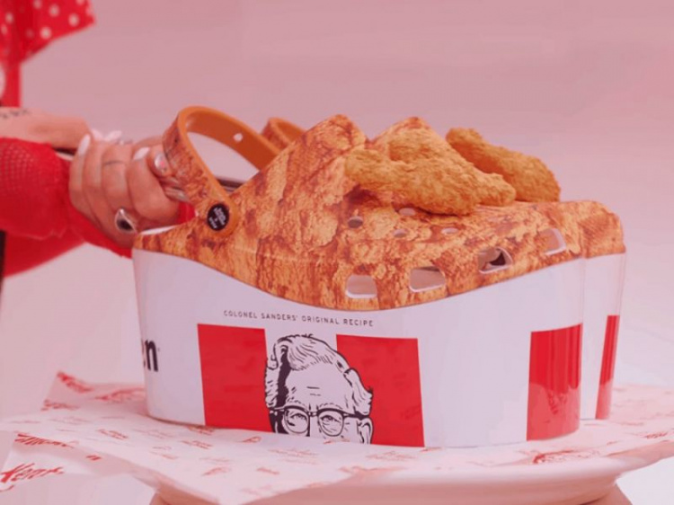 Коллаборация: KFC и Crocs создали обувь с запахом жареной курицы (ФОТО+ВИДЕО)