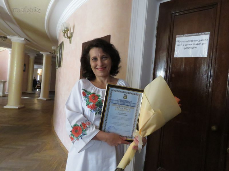 Мариупольским учителям сказали «спасибо» грамотами, премиями и подарками (ФОТО)