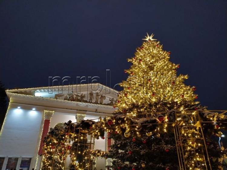 Заснеженный Мариуполь погрузился в волшебную атмосферу новогодней сказки (ФОТО+ВИДЕО)
