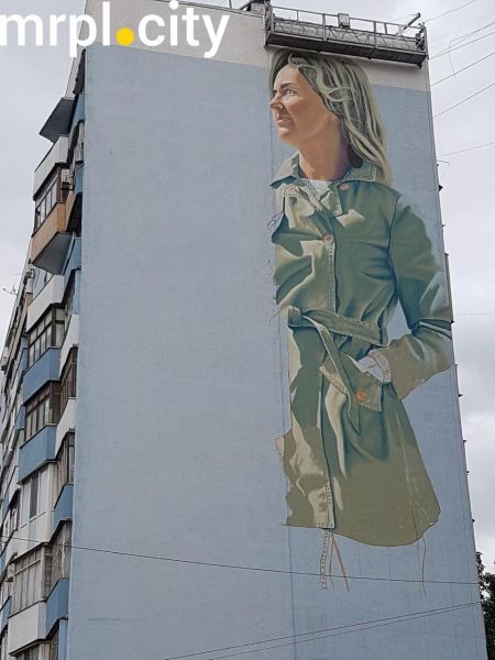 Известный украинский художник рисует в Мариуполе мурал против домашнего насилия (ФОТО)