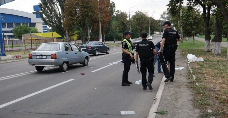 Переходил дорогу: в Мариуполе мужчина попал под колеса автомобиля (ФОТО)