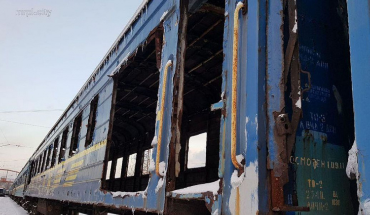 Вагоны режут на металл. Что сейчас происходит на «кладбище» поездов в Мариуполе? (ФОТО)