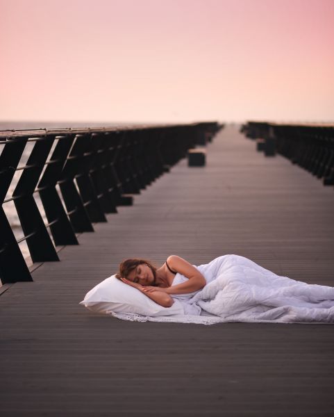 С подушкой на пирсе: в Мариуполе рыбаки заметили спящую красавицу