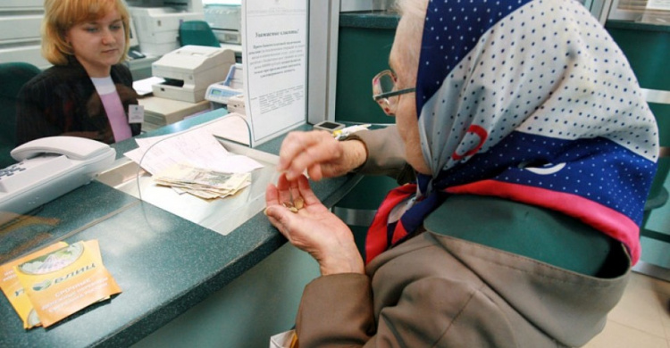 В Донбассе переселенцы начали получать первые электронные пенсионные удостоверения