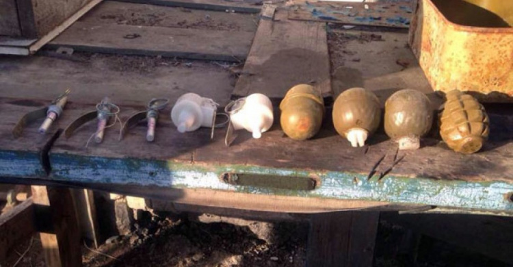 В Донецкой области гранаты соседствовали с банками с огурцами и компотом