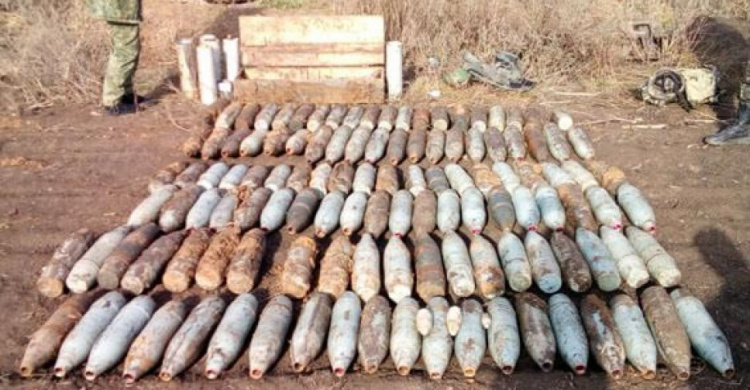 В Донецкой области правоохранители нашли более 200 снарядов в заброшенной землянке  