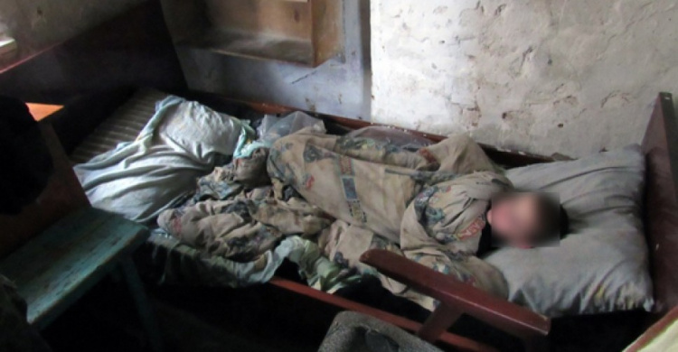В Донецкой области родители держали больных детей в грязи и холоде