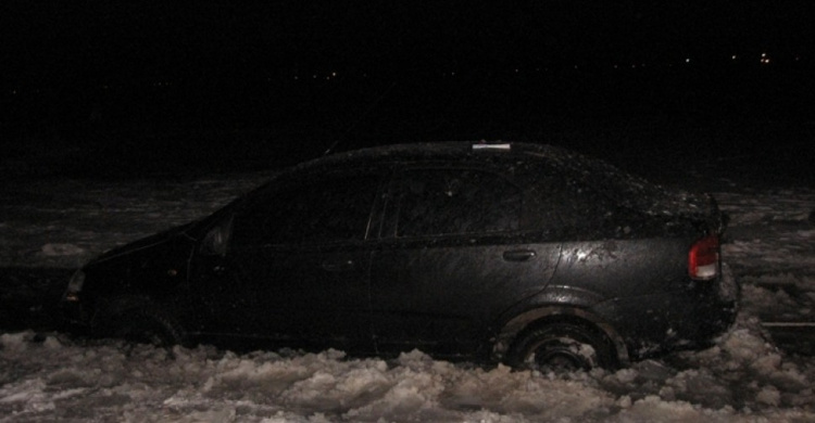 В Донецкой области Chevrolet упал в озеро
