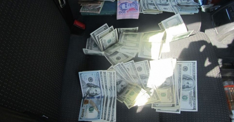 В Гнутово задержали автомобиль с 20 тыс. грн. и 8 тыс. долларов (ВИДЕО)