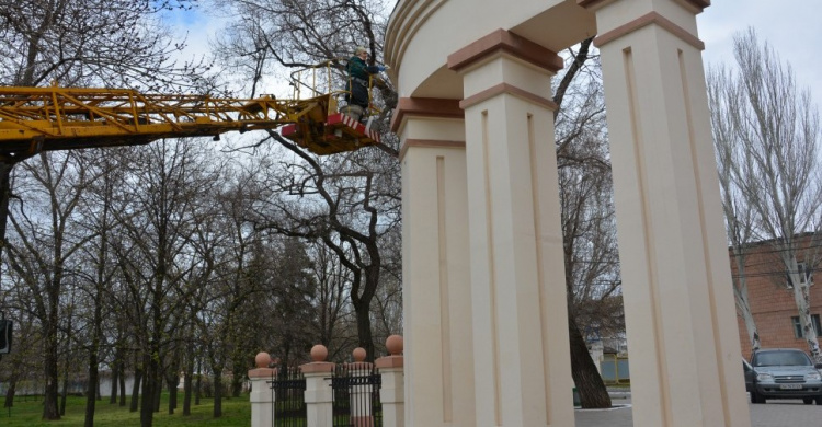 В Городском саду Мариуполя реставрируют арку и ремонтируют аттракционы (ФОТО)