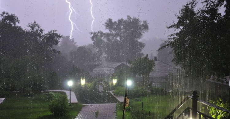 В Мариуполь идут дожди, грозы и шквальный ветер