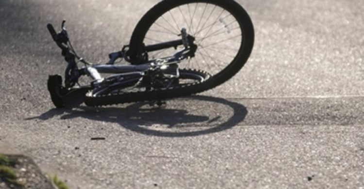 В Мариуполе автомобиль сбил велосипедиста
