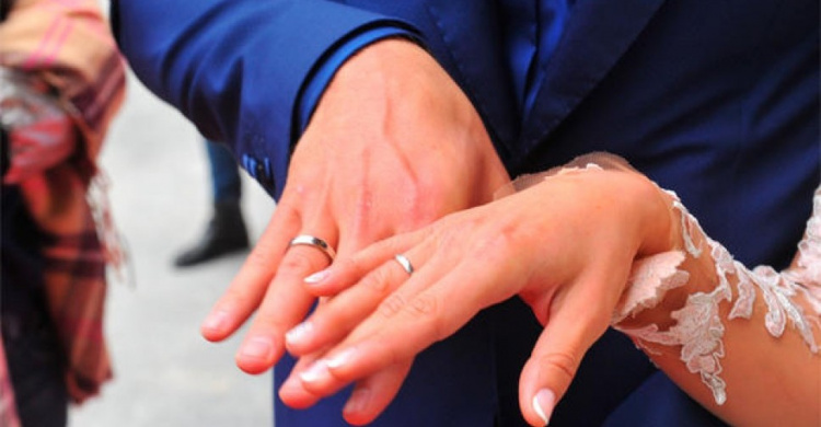 В Мариуполе экспресс-брак зарегистрировали 7 пар: 4 из них из неподконтрольных территорий (ДОПОЛНЕНО)