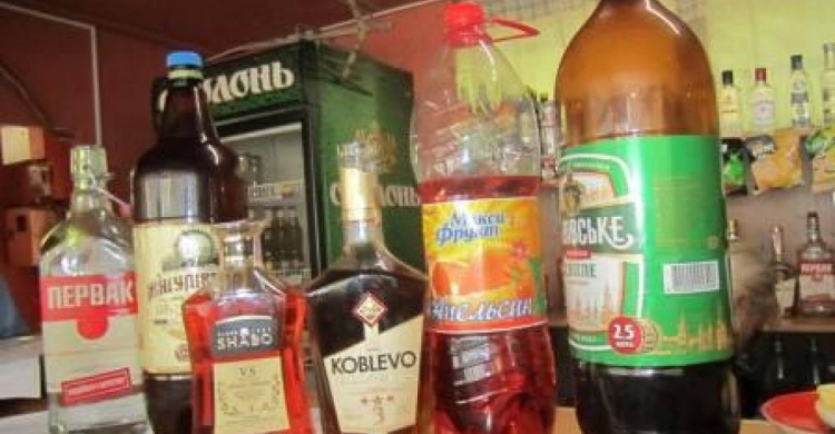 В Мариуполе из-под прилавка продавали «коньячный напиток»