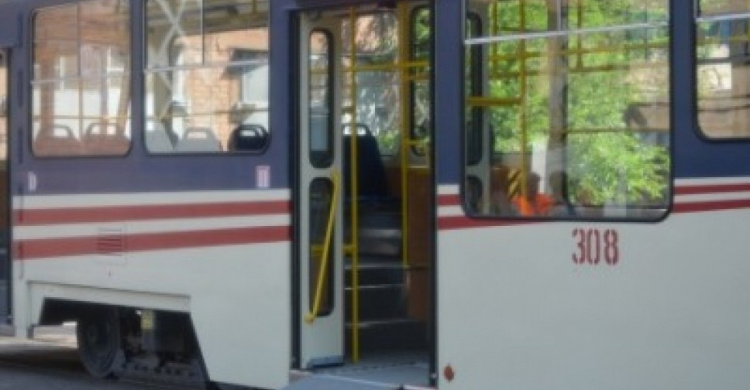 В Мариуполе мэр прокатился на новом трамвае с кондиционером (ФОТО)