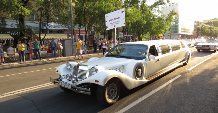 В Мариуполе металлурги организовали парад в кабриолетах (ФОТО+ВИДЕО)