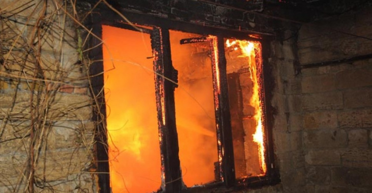 В Мариуполе мужчина едва не погиб во время пожара в частном доме