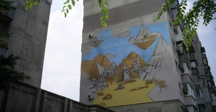 В Мариуполе на бульваре Шевченко появился абстрактный мурал (ФОТО)