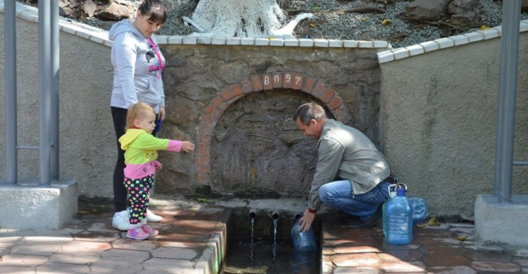 В Мариуполе обновили родник парка Петровского (ФОТО)