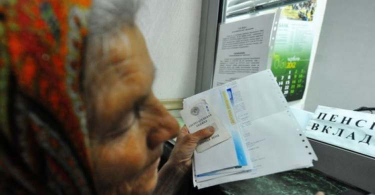 В Мариуполе пенсионеры-переселенцы могут обращаться в Ощадбанк за электронными удостоверениями