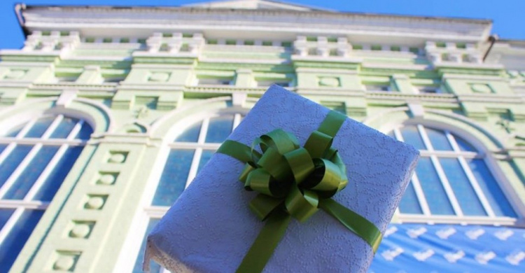 В Мариуполе призвали отбирать подарки у коммунального учреждения
