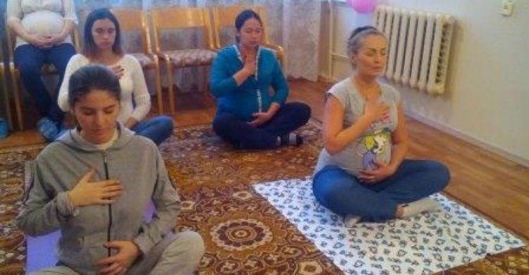 В Мариуполе проходят курсы йоги для беременных