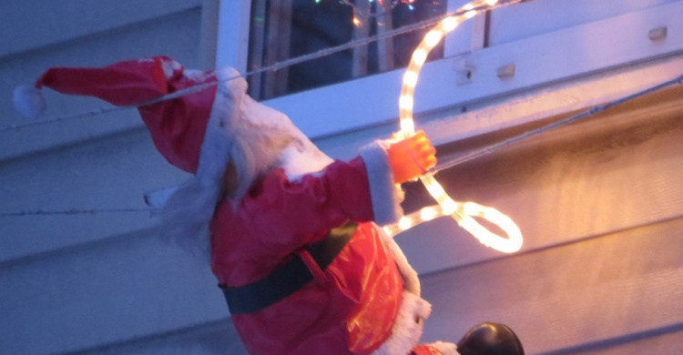 В Мариуполе Санта-Клаус завис на балконе, пытаясь пробраться в дом (ФОТОФАКТ)