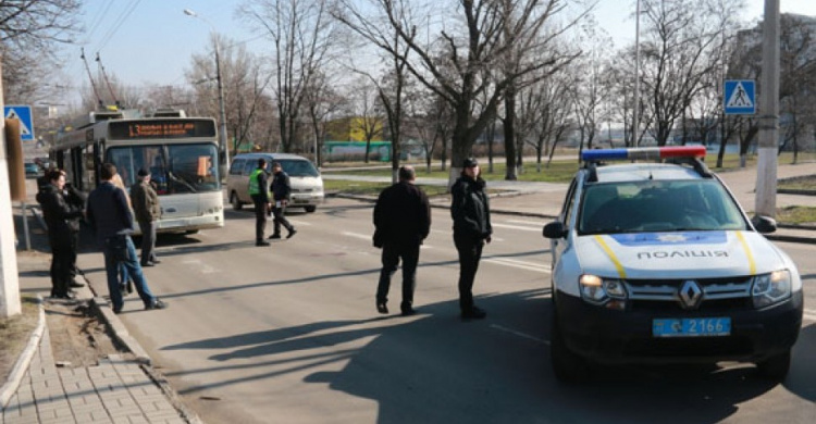 В Мариуполе таксист на пешеходном переходе сбил девушку (ФОТО)