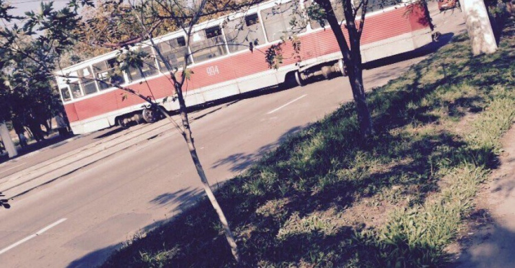 В Мариуполе трамвай «поссорился» с рельсами и стал поперек дороги (ФОТО) (ДОПОЛНЕНО)