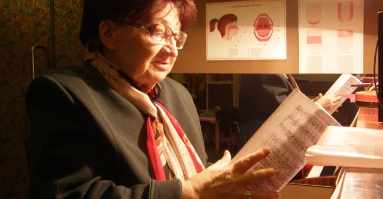 В Мариуполе уникальная женщина-педагог обучала незрячих людей игре на фортепиано (ФОТО+ВИДЕО)
