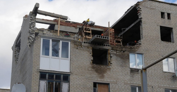В прифронтовой Марьинке начали восстанавливать жилье (ФОТО)