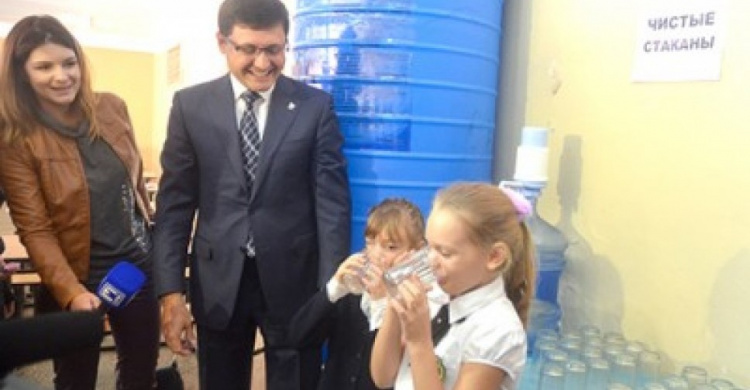 В школах, детсадах и аптеках Мариуполя установят резервуары с питьевой водой