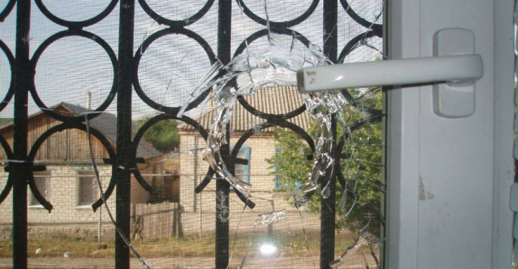 В Станице Луганской в результаты обстрела повреждено здание пенсионного фонда